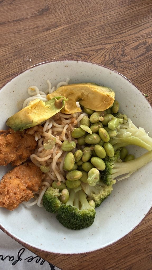 Bowl z tofu-kulkami — gotowe danie na talerzu, zdjęcie z góry