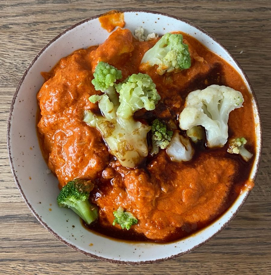 Butter chicken — gotowe danie na talerzu, zdjęcie z góry