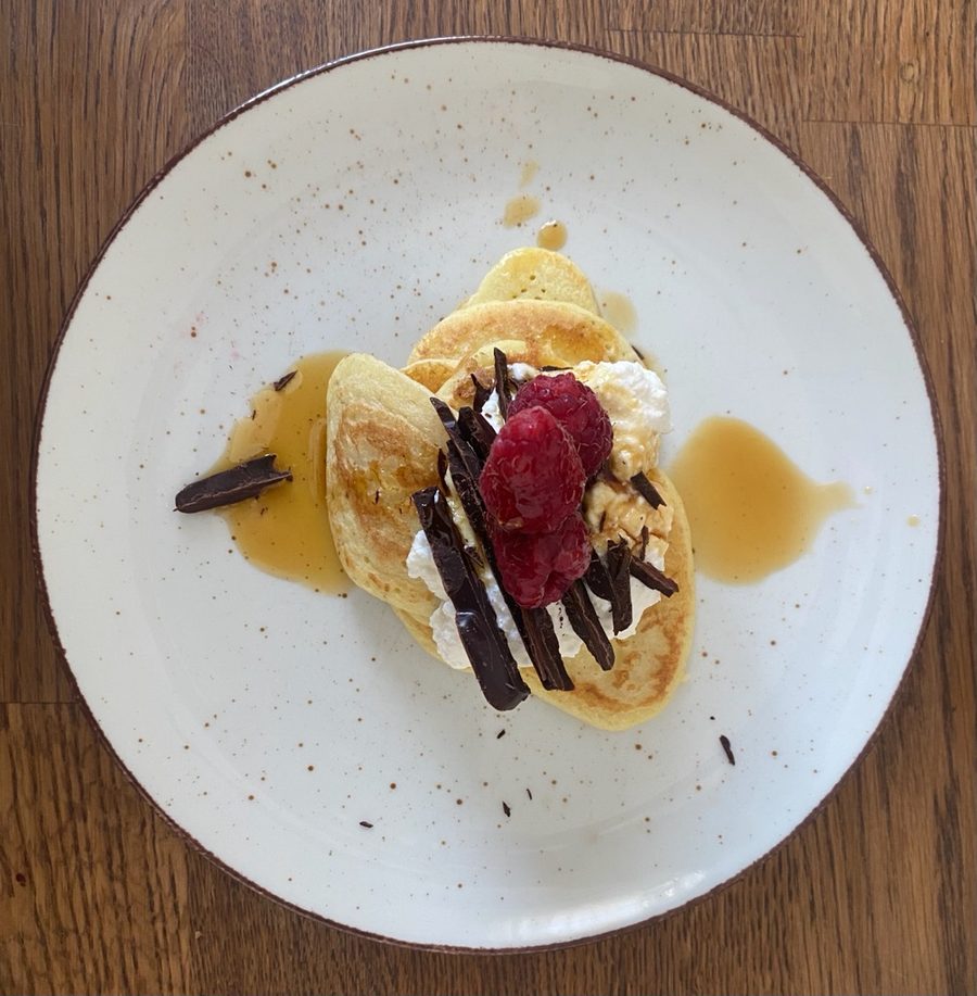 Jaglane pancakes — gotowe danie na talerzu, zdjęcie z góry