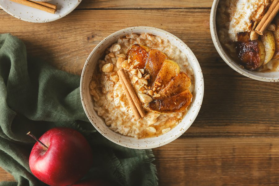 Autumn porridge with caramelised apple — the finished dish on a plate, shot from above