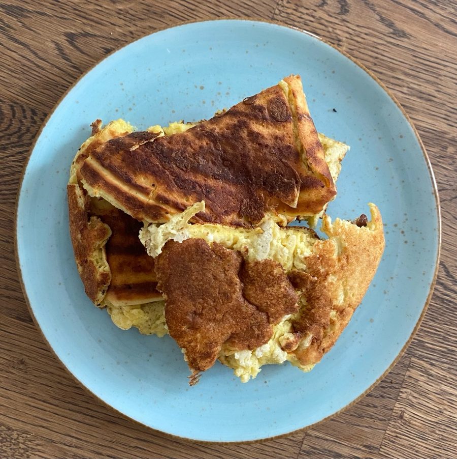 Omlet twarogowy — gotowe danie na talerzu, zdjęcie z góry