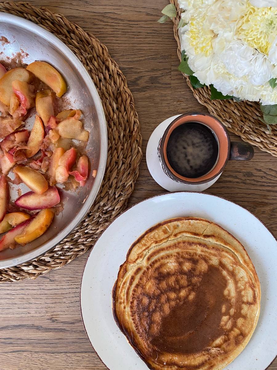 Omlet z ricottą — gotowe danie na talerzu, zdjęcie z góry