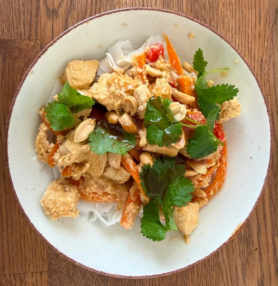 Pad Thai — gotowe danie na talerzu, zdjęcie z góry