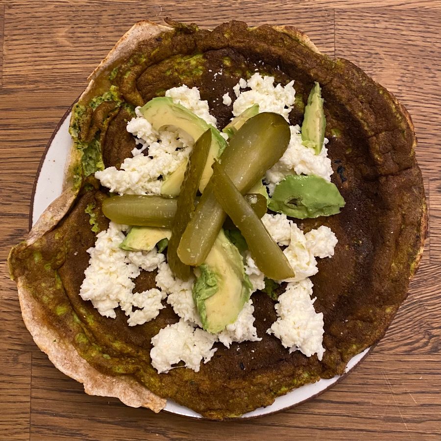 Placki z guacamole i serem — gotowe danie na talerzu, zdjęcie z góry