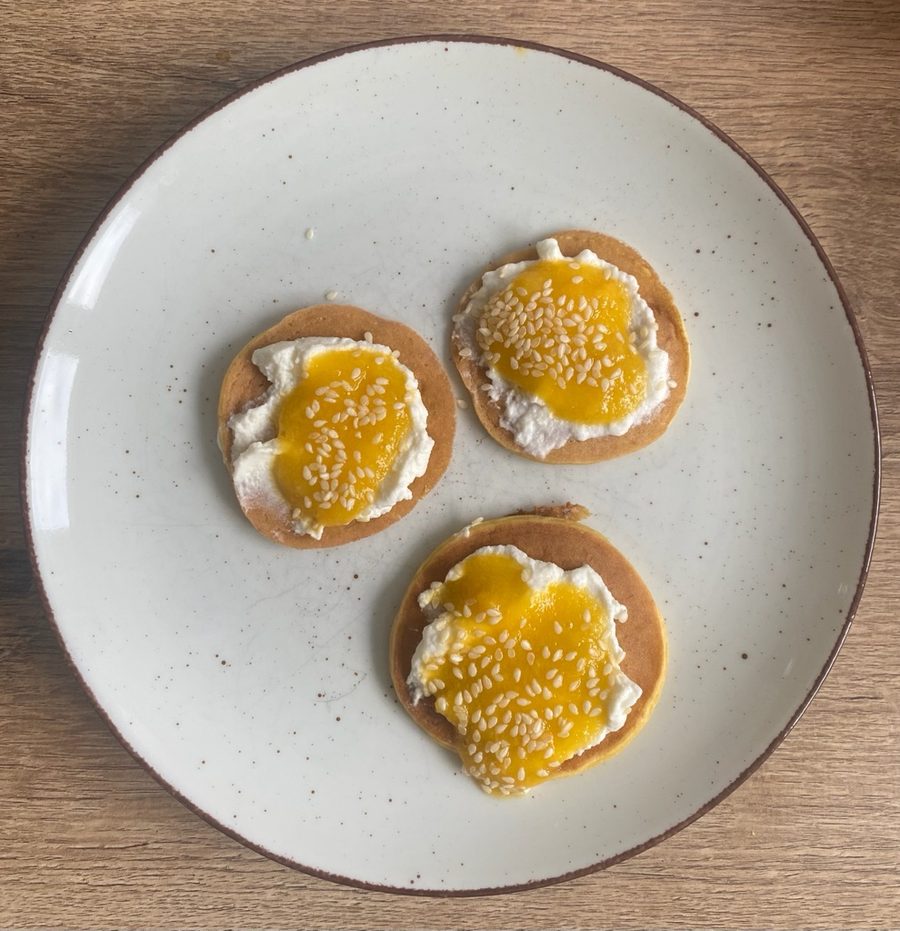 Placuchy z mango — gotowe danie na talerzu, zdjęcie z góry