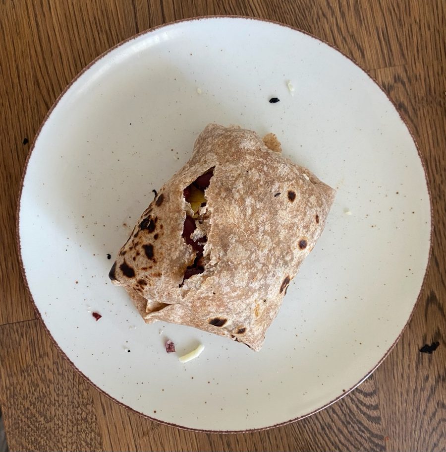 Śniadaniowe burrito — gotowe danie na talerzu, zdjęcie z góry