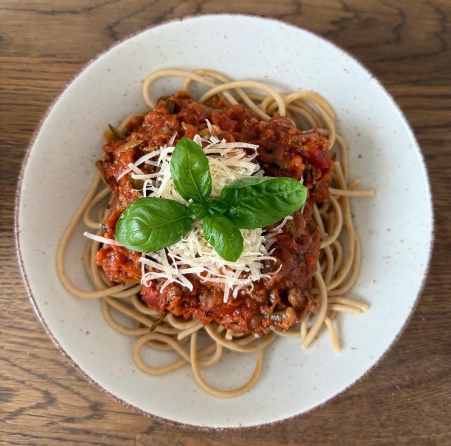 Spaghetti wołowe — ekspresowe — gotowe danie na talerzu, zdjęcie z góry