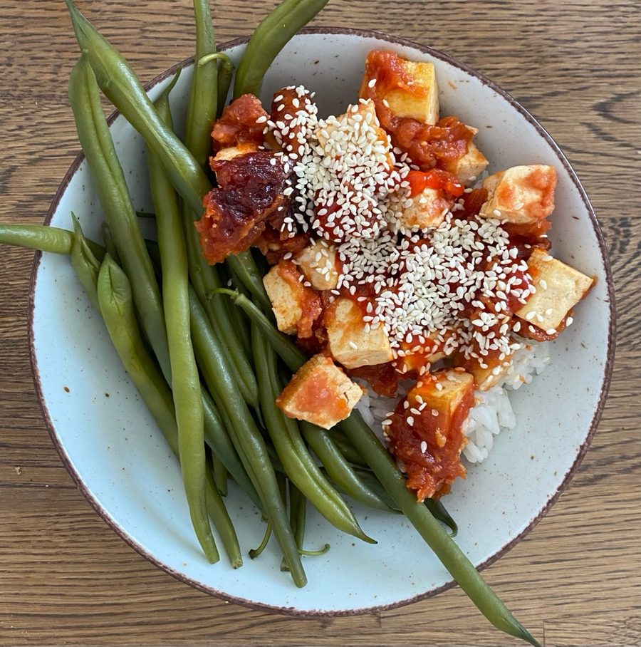 Tofu po koreańsku — gotowe danie na talerzu, zdjęcie z góry